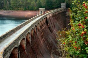 ce beneficii aduc centralele hidroelectrice